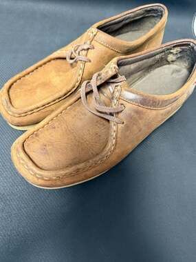 Youth Clark's Wallabee moccasins shoes leather brown tie up size 6.5M Very worn